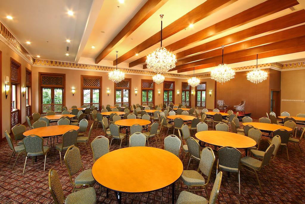 Aziza Syariah Hotel Solo By Horison Buitenkant foto
