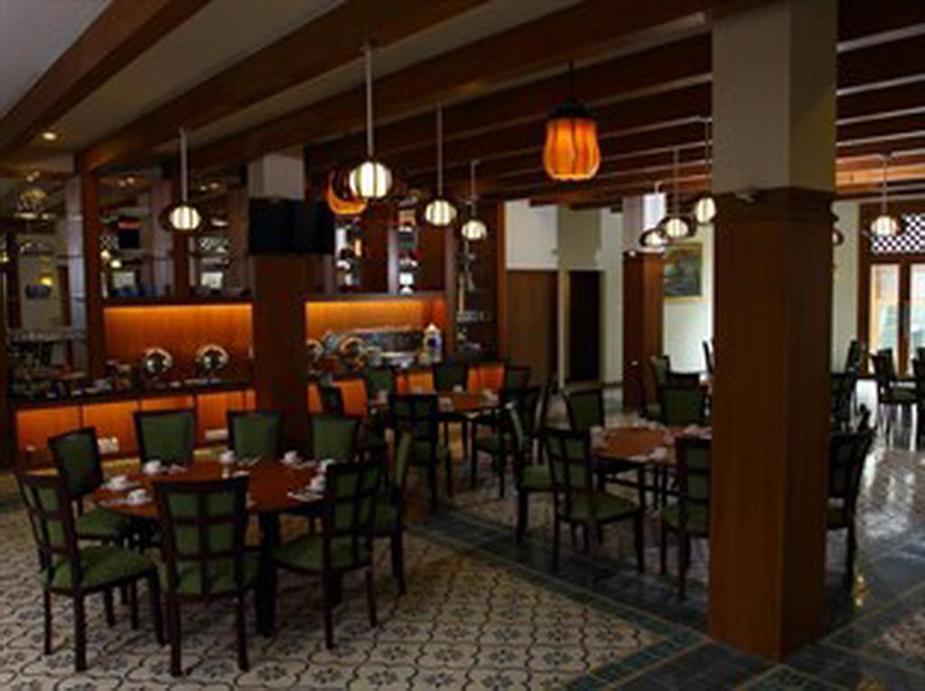 Aziza Syariah Hotel Solo By Horison Buitenkant foto