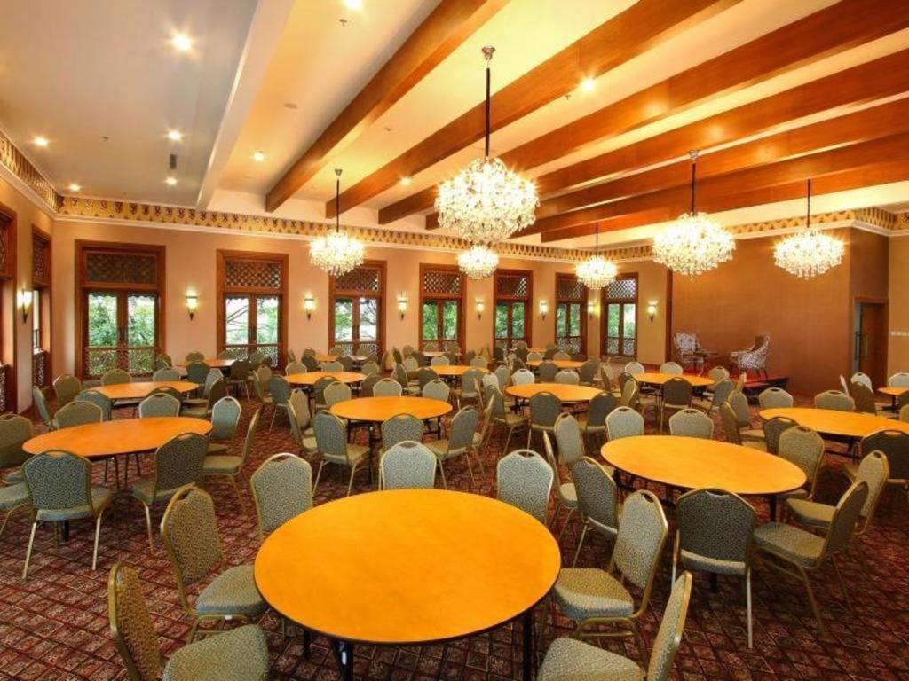 Aziza Syariah Hotel Solo By Horison Buitenkant foto